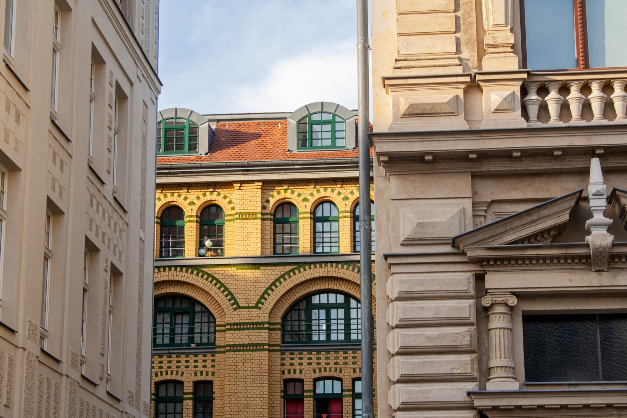 Denkmalgeschützte Gründerzeitfassaden mit farbigen Ziegelelementen – Denkmalschutz Architekturbüro Wiesbaden