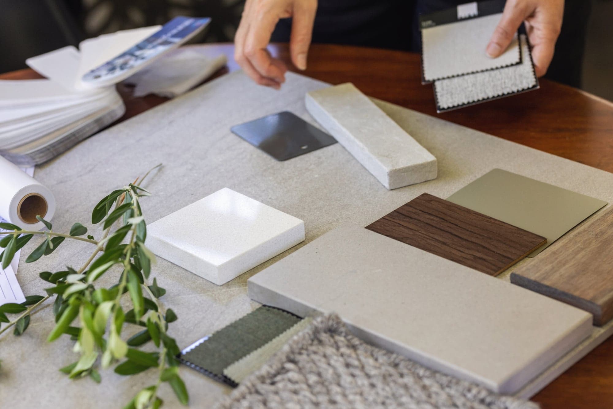 Materialauswahl mit Stein- und Textilmustern für Innenarchitektur – fbnSTUDIO Wiesbaden