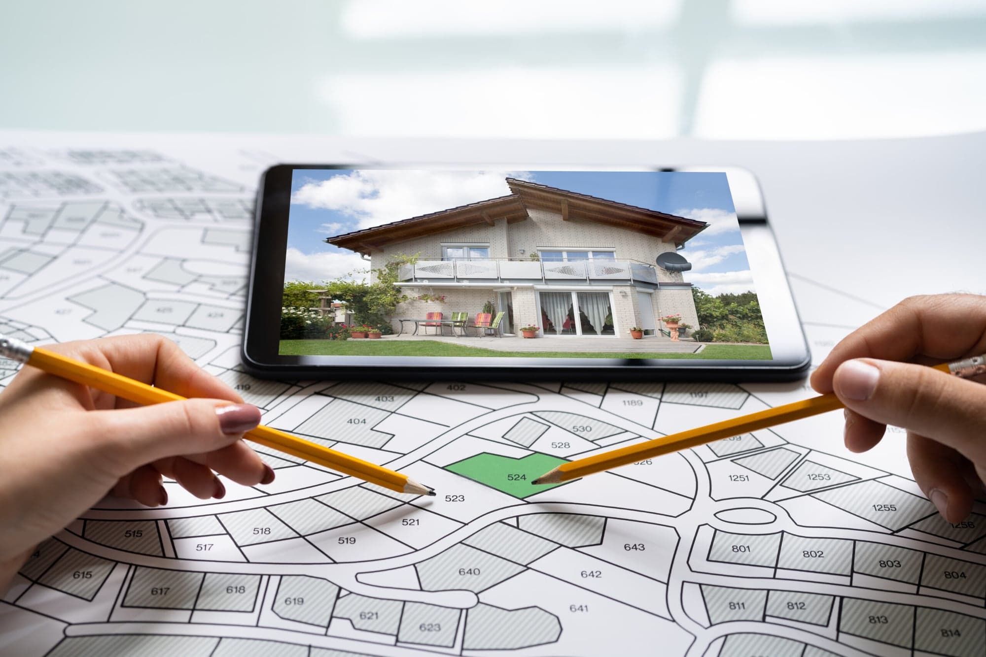 Tablet mit Gebäudeansicht über Lageplan – Machbarkeitsstudie für Bauprojekte in Wiesbaden