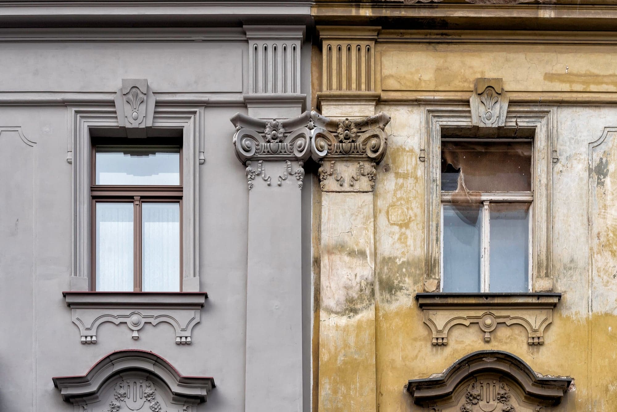Historische Altbaufassade mit Stuckelementen und Säulenkapitell – Bauen im Bestand Wiesbaden