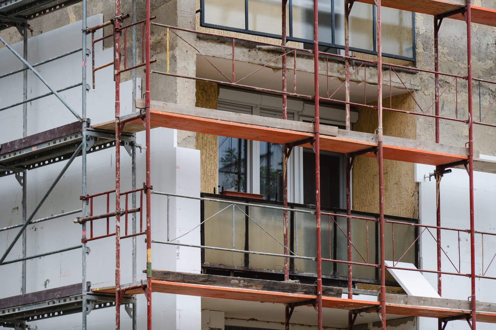 Gebäudefassade mit Baugerüst und Wärmedämmung bei energetischer Sanierung – Architekturbüro Wiesbaden